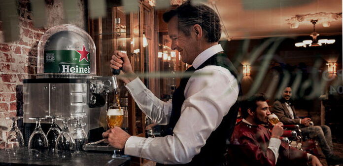 heineken-vida-noturna-mesa-de-bar