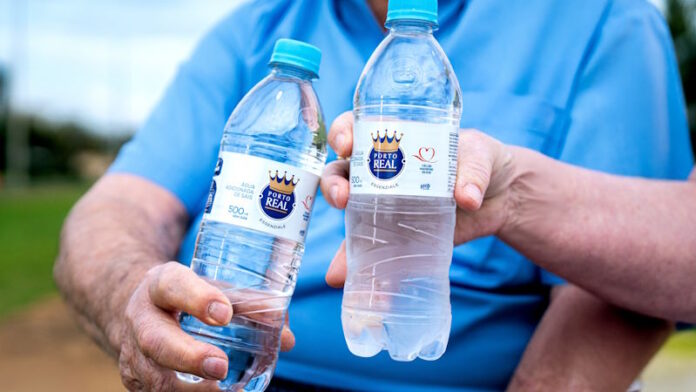 essenziale-agua-mineral-mesa-de-bar