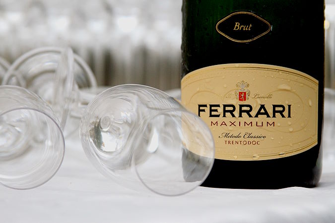 3-ferrari-trento-mesa-de-bar3