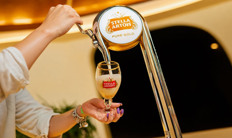 stella-artrois-pure-gold-draft-mesa-de-bar